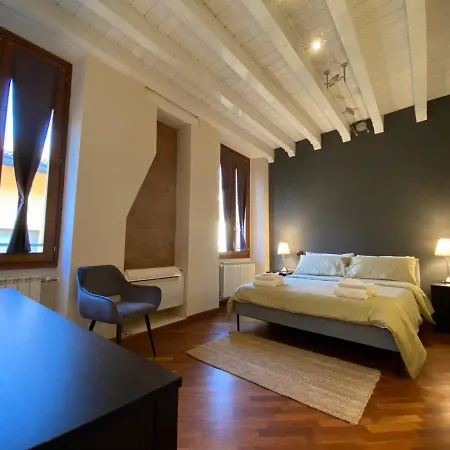 A View On Brescia's Rooftops דירה *